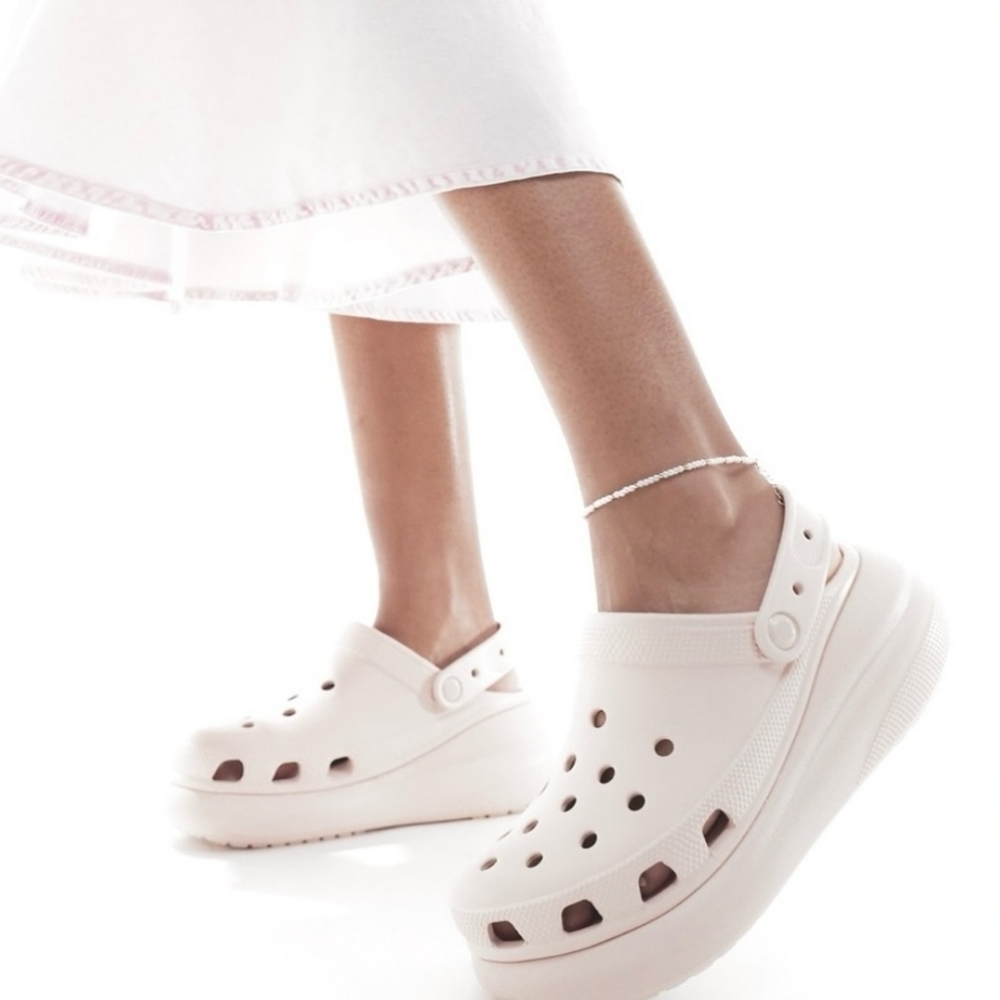 Size 9  -  🆕️ CROCS Unisex Classic Crush Pkatform Clogs White